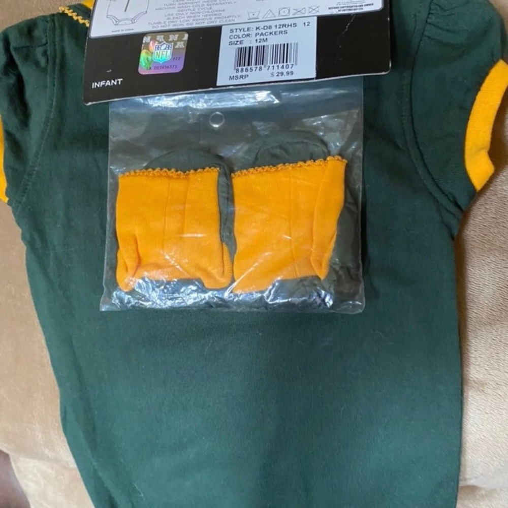 New 3 piece green bay Packers onesie Set w Crocs - Picture 3 of 5
